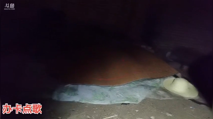 真的下雨了大爷真的睡在了外面