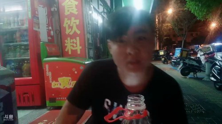 我在斗鱼看做个疯子直播户外