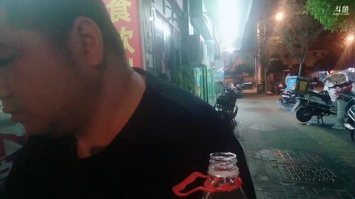 我在斗鱼看做个疯子直播户外