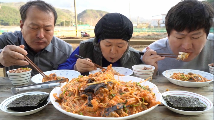 海鞘和豆芽满满的辣炖安康鱼，和米饭拌在一起真是太好吃了！