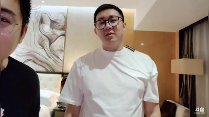 我在斗鱼看小鱼小鱼吃虾米直播户外