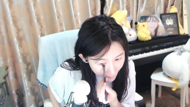 秋雨为裳发布了一个斗鱼视频2020-06-16