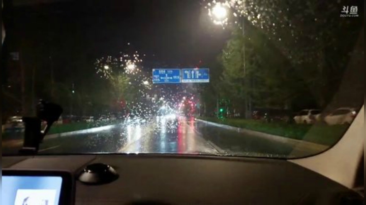 我在斗鱼看小鱼小鱼吃虾米直播户外