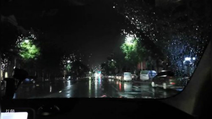 我在斗鱼看小鱼小鱼吃虾米直播户外