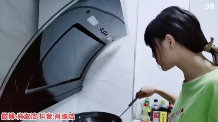 我在斗鱼看百变姑姑肖淑洁直播户外