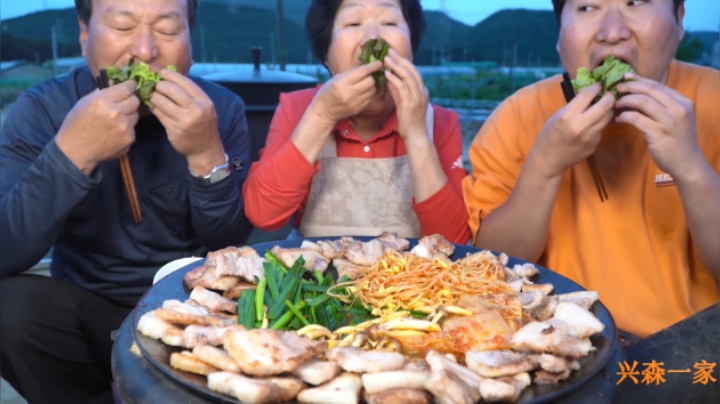 苏子叶包裹烤五花肉，搭配泡菜烤蘑菇和韭菜，大口塞满超美味！