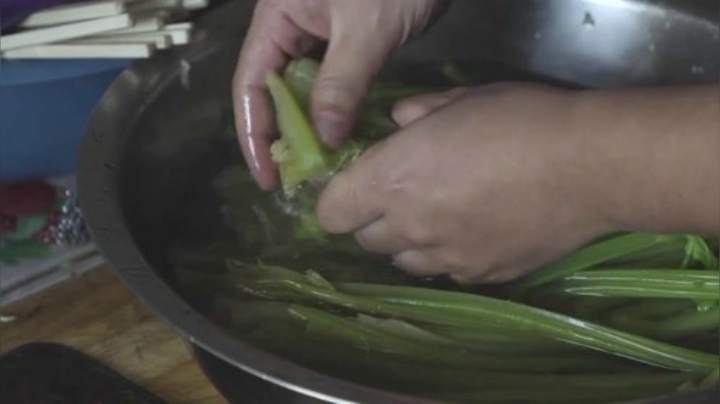 我在斗鱼看野食小哥直播美食