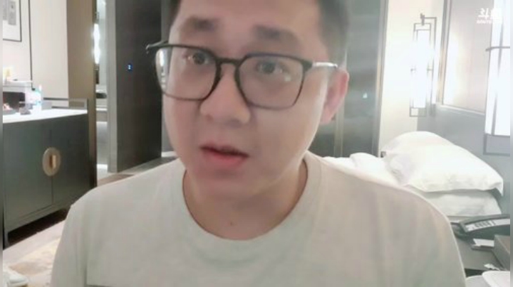 我在斗鱼看小鱼小鱼吃虾米直播户外