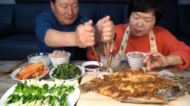 铁锅蒸超大石斑鱼，酱料唰唰抹到上面，貌似抹的多了！