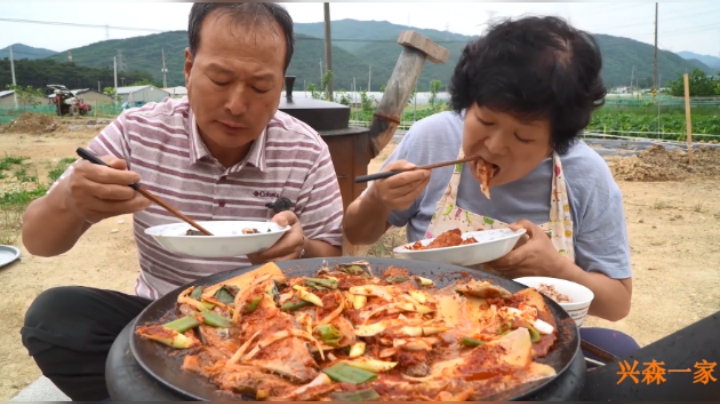 泡菜炖青花鱼加上米饭超级下饭！爸爸妈妈一碗不够再来一碗~