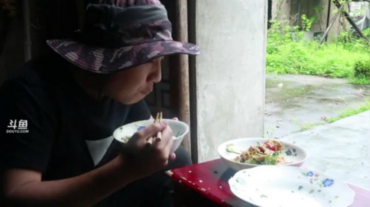 我在斗鱼看野食小哥直播美食