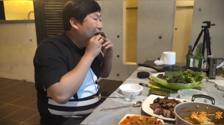 在民宿吃美味的BBQ烤肉和双人拉面~我的朋友实在是太害羞了！