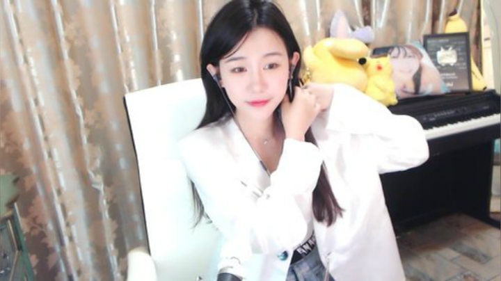 秋雨为裳发布了一个斗鱼视频2020-06-18