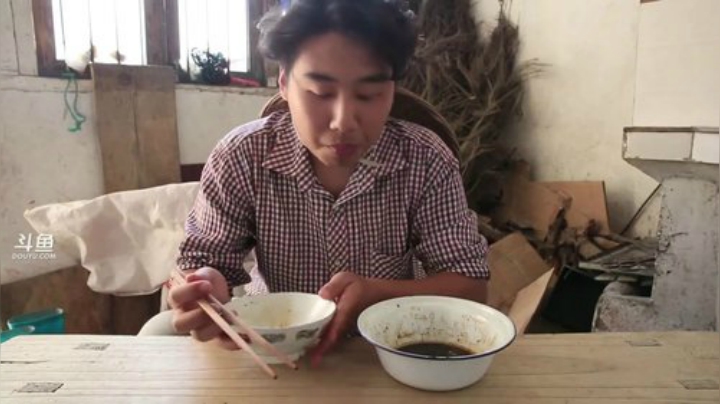 我在斗鱼看野食小哥直播美食