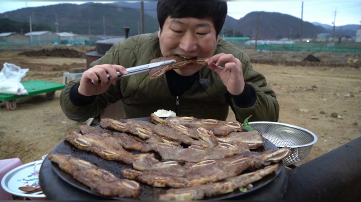 妈妈用酱料腌制的LA排骨，烤着吃真的是鲜嫩多汁，味道没得说！