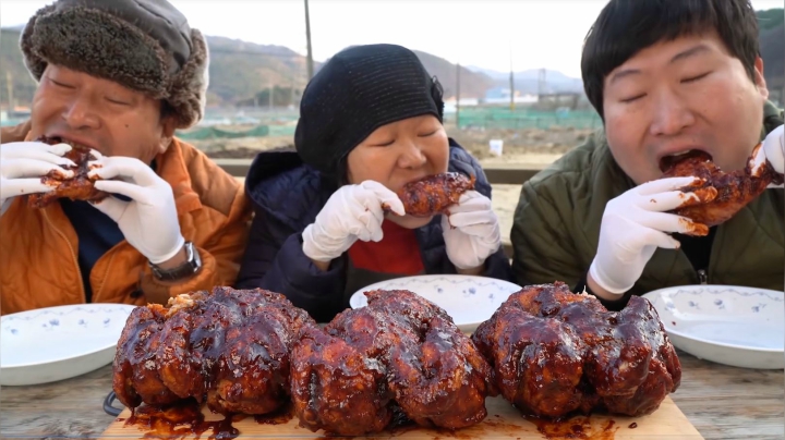 铁锅炸鸡，刷上妈妈亲手制作的甜辣酱，真的是太美味了！