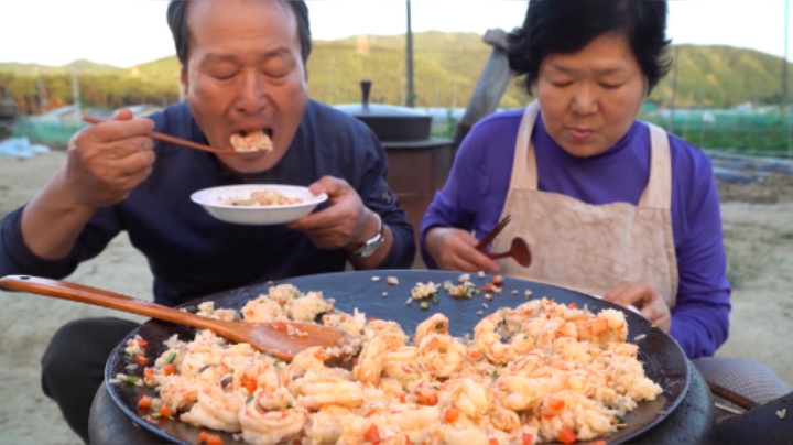 美味的大虾炒饭，肉质鲜嫩的大虾配上米饭就是最好的组合！
