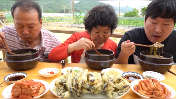油炸泥鳅超美味！搭配蔬菜泥鳅汤，非常健康的一顿美食噢~