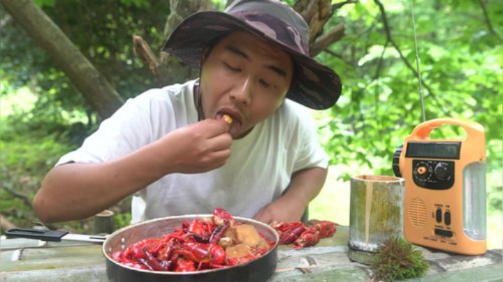 我在斗鱼看野食小哥直播美食