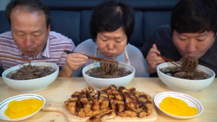 自家煮得荞麦冷面超筋道！配上口感脆嫩得炸猪排，简直太美味了！