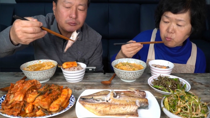 爸妈享用豆渣汤、辣炒银鱼和凉拌黄瓜山蒜，超多美食吃到过瘾！