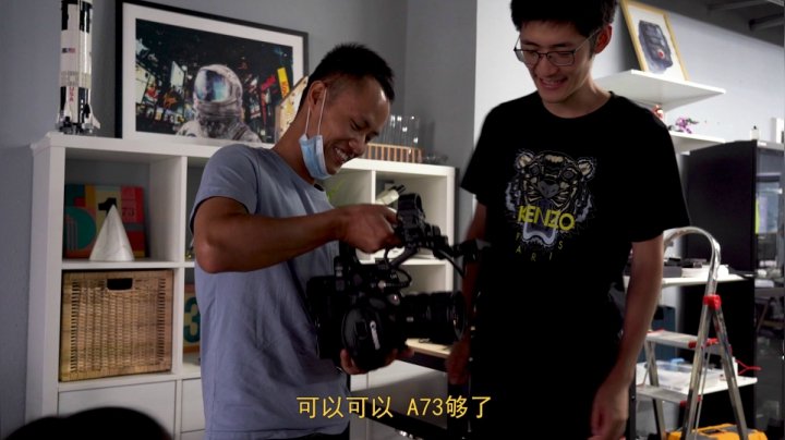 王刚拜访新朋友的科技工作室，各种各式的设备看得让人眼花缭乱