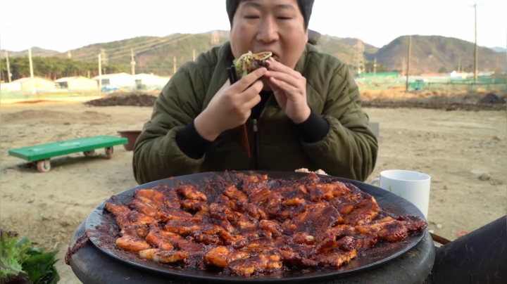 享用妈妈做的辣酱五花肉，涂满甜辣酱料的五花肉吃起来就是爽！