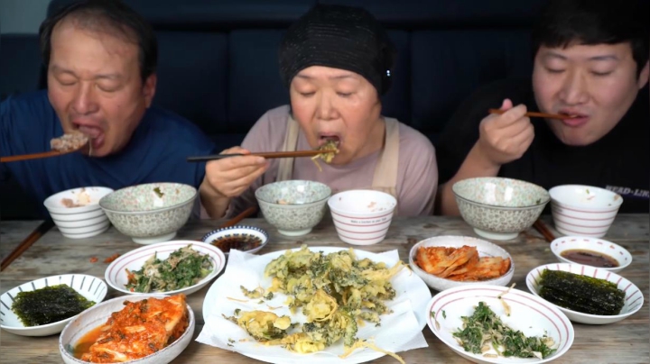 妈妈亲自挖的荠菜制成的美味大酱汤和凉拌荠菜！吃得格外享受！