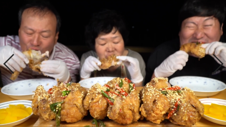 大铁锅里炸出来的炸鸡，配上妈妈特制的酱油蘸料，太美味啦！