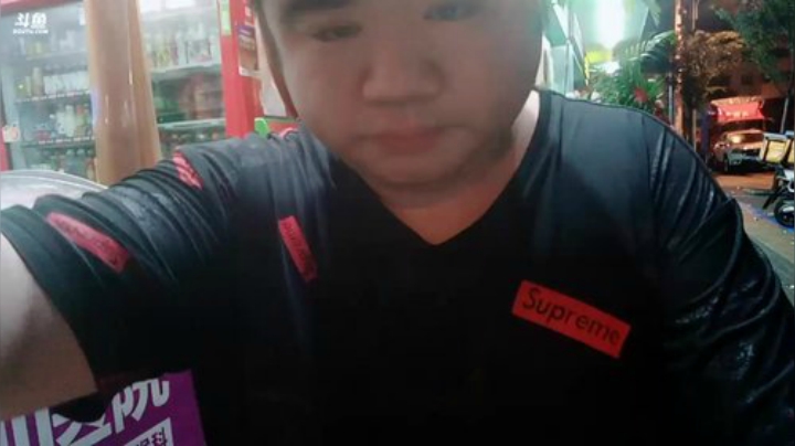 我在斗鱼看做个疯子直播户外