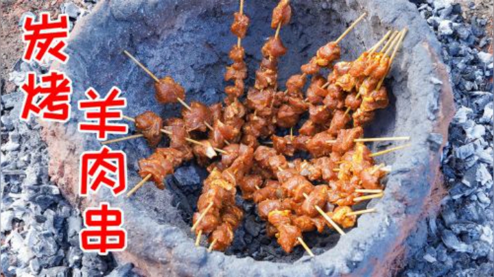 山药自制土烤箱烤羊肉串，一口咬下去滋滋冒油，大口吃着真过瘾