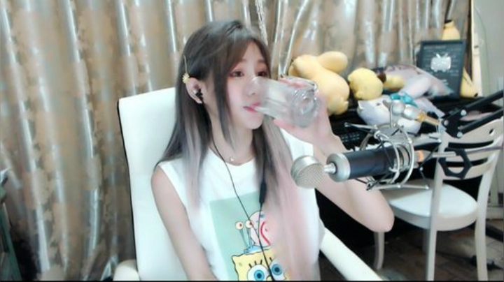 秋雨为裳发布了一个斗鱼视频2020-07-03