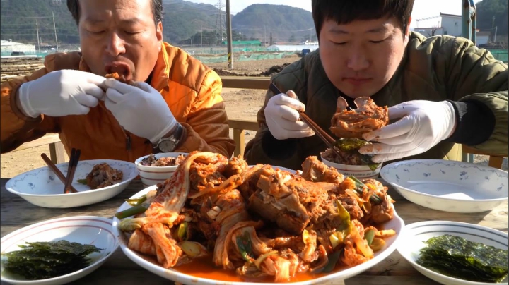 我和爸爸吃铁锅炖酸泡菜脊骨汤！配上海苔一起吃超下饭！