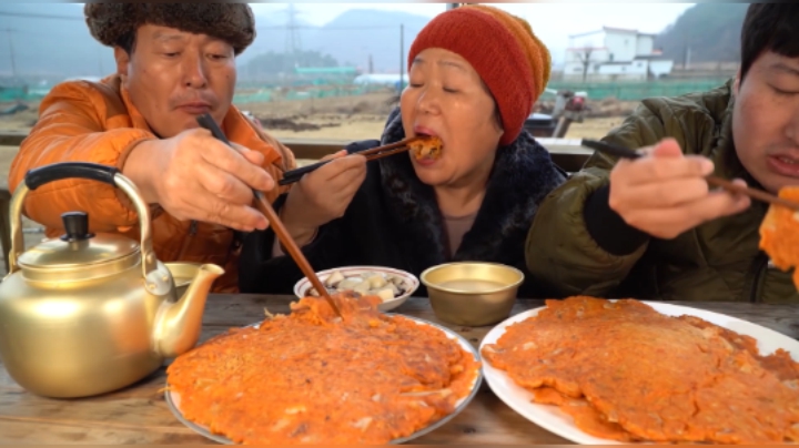 和爸妈一起吃美味的泡菜饼，配上纯酿的米酒，感觉更好吃了！