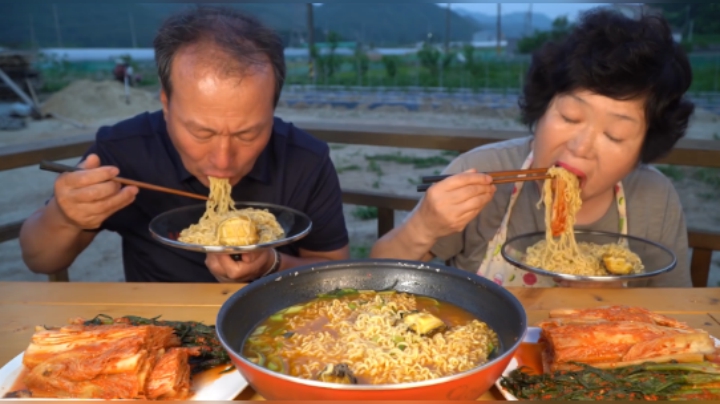 拉面里面加入鲜嫩多汁的鲍鱼，味道会更好！解锁了鲍鱼的新吃法~