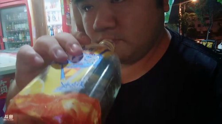 我在斗鱼看做个疯子直播户外