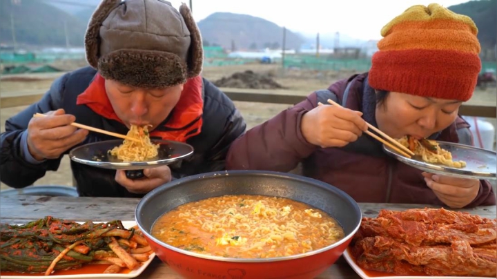 看着在锅里被煮得呼噜噜冒泡的美味泡面，忍不住直流口水！