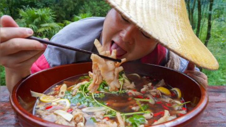 小伙秘制无骨凤爪，去骨3小时，吃肉10分钟，一口一个真过瘾