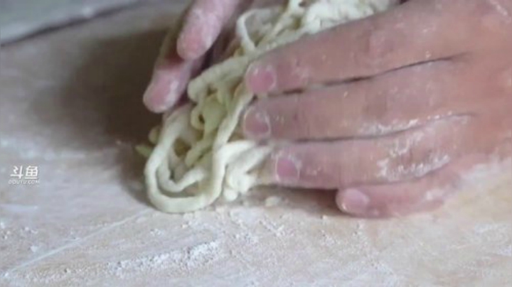 我在斗鱼看野食小哥直播美食