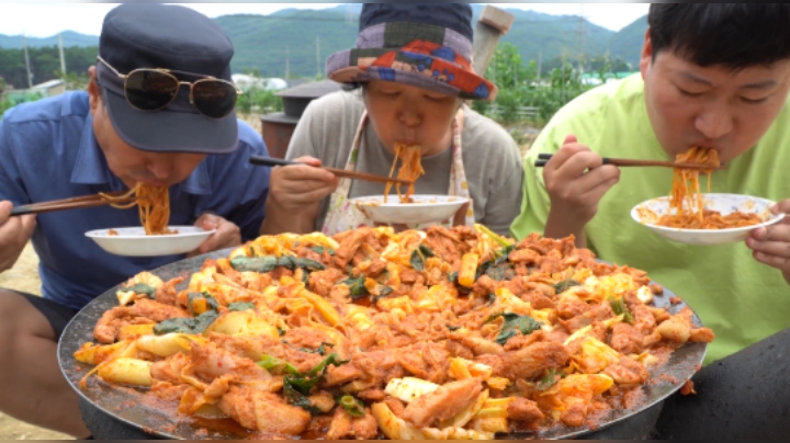剪碎的鸡排加入超多的卷心菜，最后配上米饭和海苔碎吃的超干净~