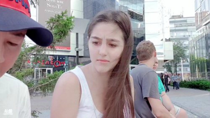 我在斗鱼看俄罗斯异国风情直播户外
