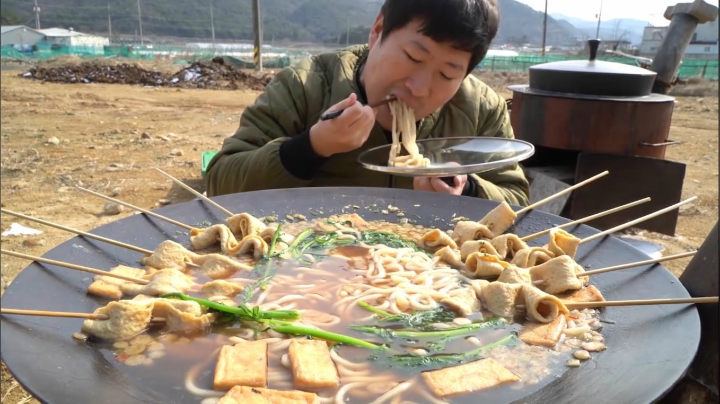 凉飕飕的天气，吃点热乎乎的鱼饼串，在汤中加入乌冬面更过瘾！