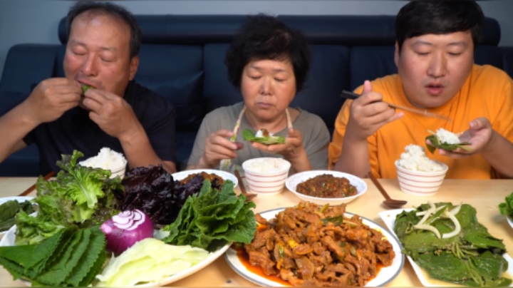 一年一次的豆叶蔬菜包饭配上美味的炒鸭肉，大口塞超满足！