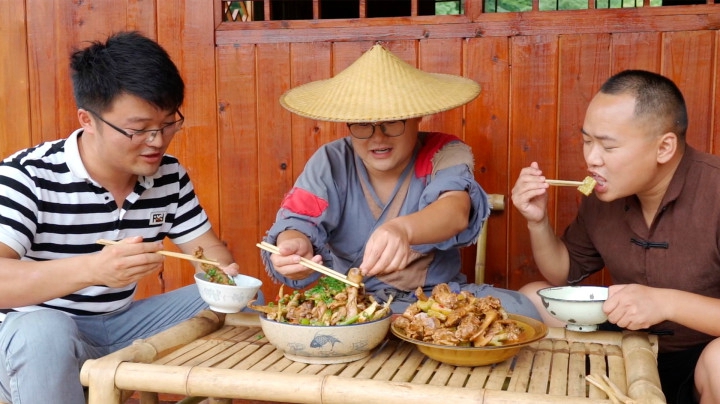 大sao不远万里来找我玩，杀只鸡弄点肥肠招待他，边吃边聊真开心