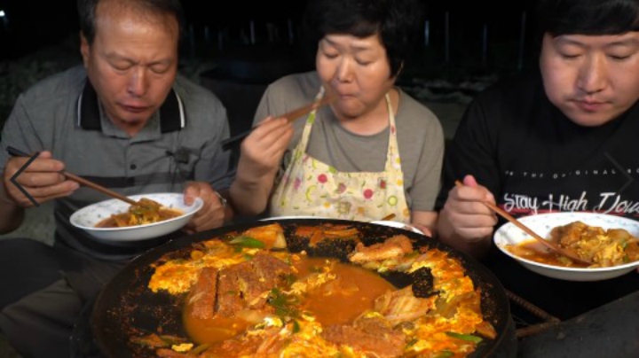 复炸过的猪排和爽口的泡菜汤烹饪在一起，感觉食材更好吃了！