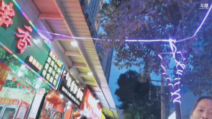 我到重庆啦。路人：这里是成都