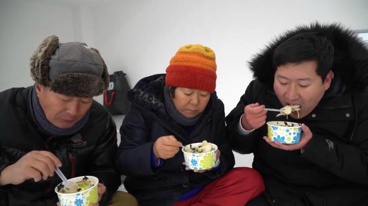 在超大型锅里煮12000人份的年糕汤！络绎不绝的人来吃好多次！