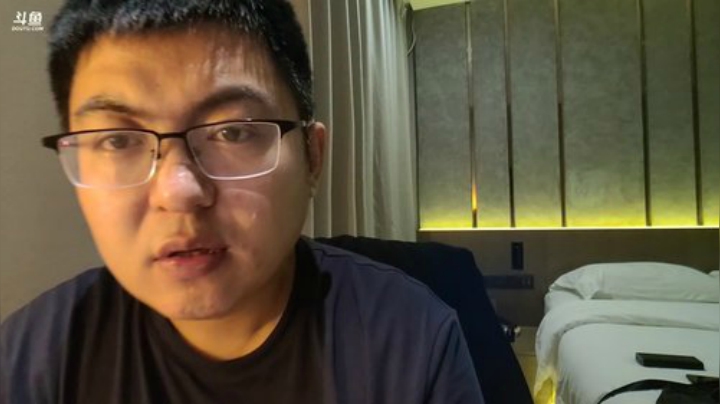 我在斗鱼看火力堂主直播户外