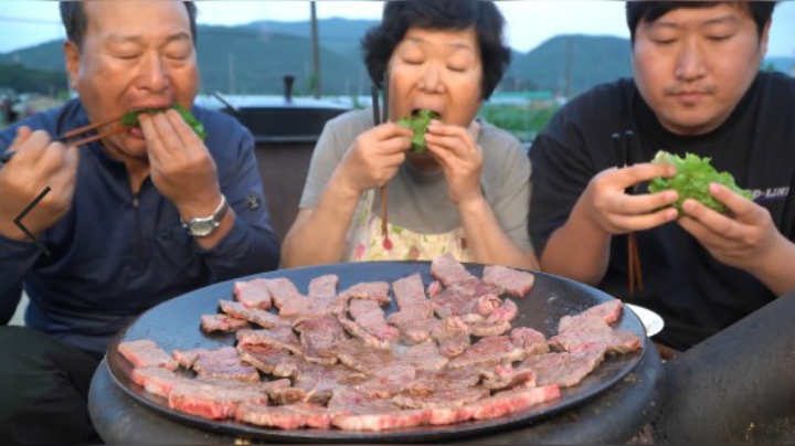 最高级的韩牛雪花排骨肉在煎炸的时候不需要任何的调味！超美味！