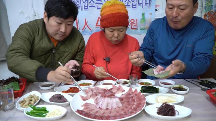 一家人在市场吃一条大鰤鱼，鰤鱼削成片用苏子叶包着吃更香！